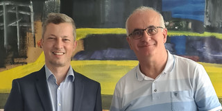 Urkunde_Kortmann Übergabe der Ernennungsurkunde an Prof. Kortmann mit Rektor Prof. Bayer